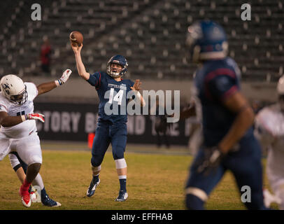 Carson, CA. 4 janvier, 2015. Côte Est de l'équipe bleue, et le Commodore Vanderbilt commettre verbale (14) Kyle Shurmur se prépare à passer au cours de la 4e Conférence annuelle de Semper Fidelis All-American Bowl match de football entre l'équipe bleue à partir de la côte est, et l'équipe de blanc à partir de la côte ouest, à l'StubHub Center de Carson, en Californie. La côte est de l'équipe bleue a défait la côte ouest de l'équipe blanc 24-3. (Crédit obligatoire : Juan/MarinMedia Lainez/Cal Sport Media) © csm/Alamy Live News Banque D'Images