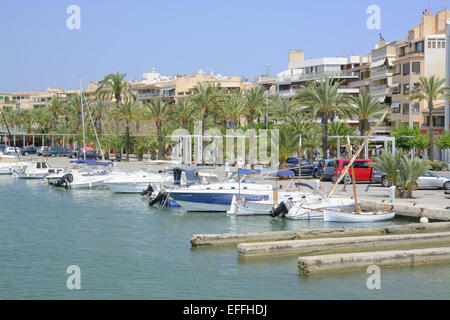 Vue sur le port à port de Alcudia Mallorca avec bateaux et bâtiments Banque D'Images