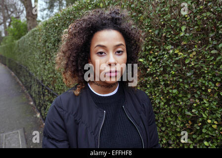 United Kingdom London Regents Park portrait d'un jeune et à la mode mixed race girl Banque D'Images