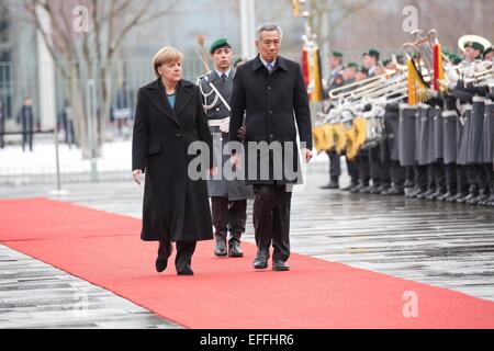 Berlin, Allemagne. 06Th Feb 2015. La chancelière allemande, Angela Merkel (CDU) accueille le Premier Ministre de la République de Singapour Lee Hisien-Loon (L) avec les services militaires dans Berlin, Allemagne, 03 février 2015. PHOTO : Joerg Carstensen/dpa/Alamy Live News Banque D'Images