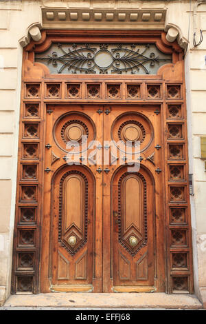 Des ornements classique porte en bois sculpté sur bâtiment Espagnol Banque D'Images