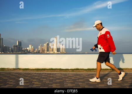 Homme qui court avec le panama flag t-shirt dans Cinta Costera côtiers de l'océan Pacifique Beltway Bahia de Panama du sentier côtier du parc linéaire skyline Banque D'Images