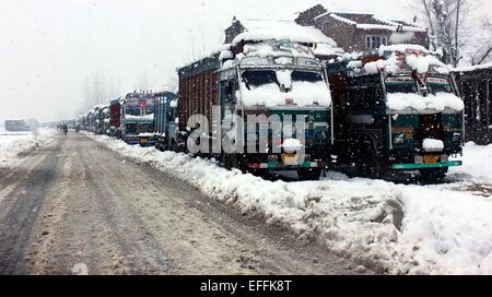 Srinagar, Cachemire sous administration indienne. 3 Février, 2015. Météo cachemire : une scène de véhicules échoués à la suite de neige sur la vallée, l'air et de la circulation routière entre Srinagar, Jammu et l'été et l'hiver capitales de l'Inde, Etat Jammu-et-Cachemire a été perturbé, les rapports de nouvelles dit. Credit : Sofi Suhail/Alamy Live News Banque D'Images