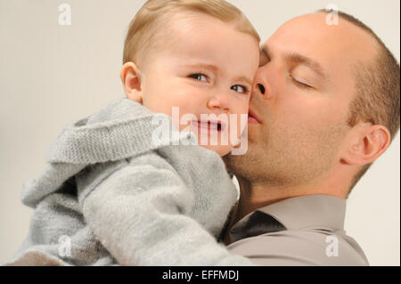 Papa et bébé nouveau-né pleure Banque D'Images