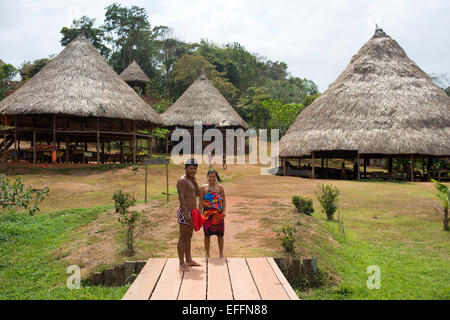 Les villageois de l'autochtone embera tribu, Village, au Panama. Panama peuple Embera Indian Village Les Indio indios Banque D'Images