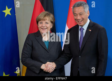 Berlin, Allemagne. 06Th Feb 2015. La chancelière allemande, Angela Merkel, serre la main Hisien-Loon avec Lee, Premier Ministre de Singapour, après une conférence de presse à Berlin, Allemagne, 03 février 2015. Photo : JOERG CARSTENSEN/dpa/Alamy Live News Banque D'Images