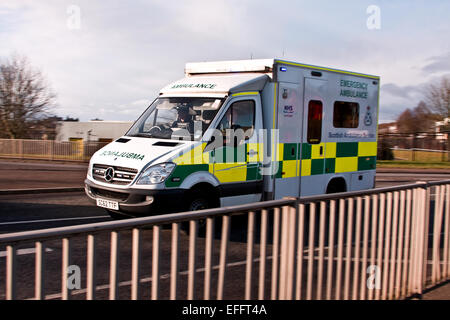 NHS Ambulance écossais répondant à un appel d'urgence autour de l'excès de Kingsway chaussée double rond-point, à Dundee, Royaume-Uni Banque D'Images