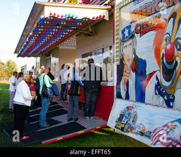 Les gens faisant la queue pour acheter des billets à la billetterie au oncle Sams Great American circus. Banque D'Images