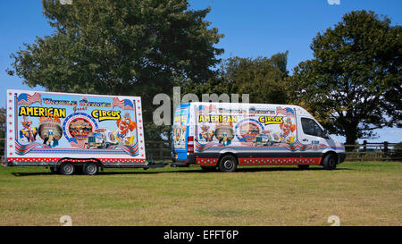 Camion et la remorque de l'Oncle Sam's Great American Circus dans un champ vert avec un ciel bleu. Banque D'Images