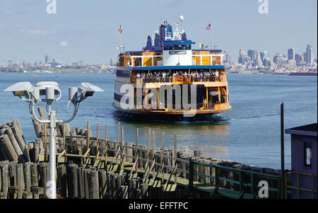 Le Staten Island Ferry "John F. Kennedy" entre dans le débarcadère à New York, NY, USA, 15 septembre 2014. Photo : Soeren Stache - AUCUN FIL SERVICE - Banque D'Images