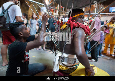 L'homme hindou ayant les crochets supprimés de son retour dans les grottes de Batu pendant Thaipusam 2015 Banque D'Images