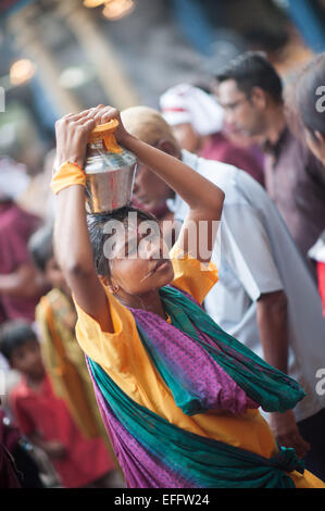 Dévot hindou femelle Kavadi comptable pendant Thaipusam 2015 à Batu Caves, Malaisie Banque D'Images