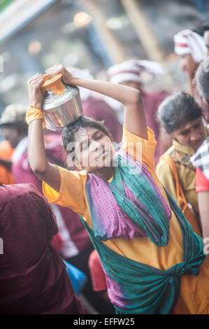 Dévot hindou femelle Kavadi comptable pendant Thaipusam 2015 à Batu Caves, Malaisie Banque D'Images