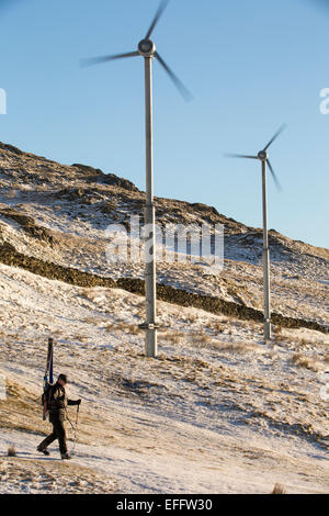 Éoliennes sur la puce, qui alimentent l'Kirkstone Pass Inn, dans le Lake District, UK, avec un passage du ski Banque D'Images