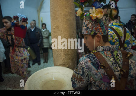 2 février 2015 - Madrid, Espagne - les premiers jours de février, la fête religieuse de la Vierge de Candelaria est célébré en Espagne. La petite ville de Almonacid del Marquesado à Cuenca célèbre danse et adorant la Vierge de Candelaria en marchant dans les rues de l'endroit. (Crédit Image : © Nacho Guadano/Zuma sur le fil) Banque D'Images