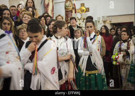 2 février 2015 - Madrid, Espagne - les premiers jours de février, la fête religieuse de la Vierge de Candelaria est célébré en Espagne. La petite ville de Almonacid del Marquesado à Cuenca célèbre danse et adorant la Vierge de Candelaria en marchant dans les rues de l'endroit. (Crédit Image : © Nacho Guadano/Zuma sur le fil) Banque D'Images