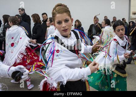 2 février 2015 - Madrid, Espagne - les premiers jours de février, la fête religieuse de la Vierge de Candelaria est célébré en Espagne. La petite ville de Almonacid del Marquesado à Cuenca célèbre danse et adorant la Vierge de Candelaria en marchant dans les rues de l'endroit. (Crédit Image : © Nacho Guadano/Zuma sur le fil) Banque D'Images