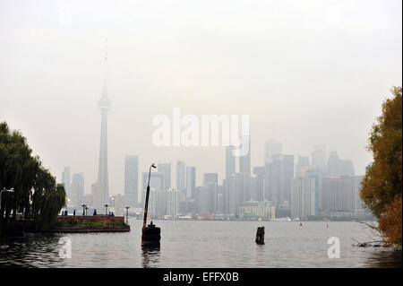 Une vue brumeuse du centre-ville de Toronto, dont la CN Tower vue de l'île centre. Banque D'Images