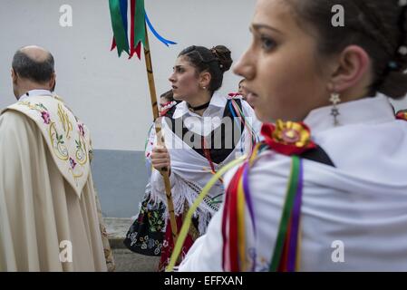 2 février 2015 - Madrid, Espagne - les premiers jours de février, la fête religieuse de la Vierge de Candelaria est célébré en Espagne. La petite ville de Almonacid del Marquesado à Cuenca célèbre danse et adorant la Vierge de Candelaria en marchant dans les rues de l'endroit. (Crédit Image : © Nacho Guadano/Zuma sur le fil) Banque D'Images