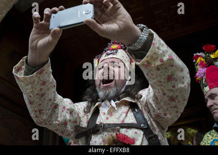 2 février 2015 - Madrid, Espagne - les premiers jours de février, la fête religieuse de la Vierge de Candelaria est célébré en Espagne. La petite ville de Almonacid del Marquesado à Cuenca célèbre danse et adorant la Vierge de Candelaria en marchant dans les rues de l'endroit. (Crédit Image : © Nacho Guadano/Zuma sur le fil) Banque D'Images