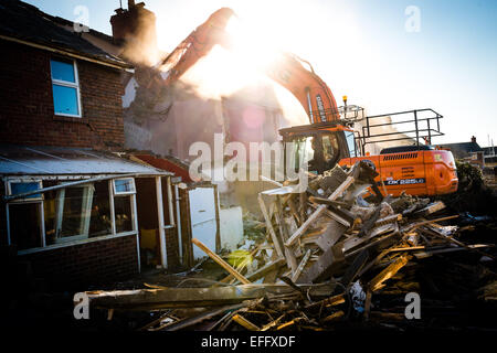 Aberystwyth, Pays de Galles, Royaume-Uni. 3 Février, 2015. Les équipes de démolition commencer le travail de l'aplatissement des maisons mitoyennes dans Glyndwr Road à Aberystwyth pour faire place à une nouvelle direction générale de Tesco et Marks and Spencer. Banque D'Images