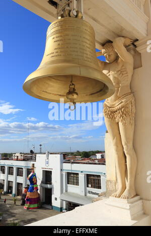 Des statues et cloche de bronze sur le toit de la cathédrale de León, au Nicaragua. Banque D'Images