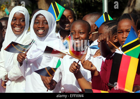 Les jeunes accueillent le Président allemand Gauck avec des drapeaux à Dar es Salaam, Tanzanie, 03 février 2015. Le président allemand est sur une visite de cinq jours en Tanzanie. Photo : WOLFGANG KUMM/dpa Banque D'Images