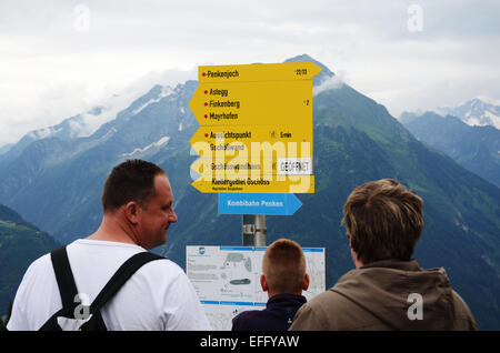 À la recherche d'indications en Penkenalm Ahorn, montagnes Zillertal Tirol Autriche Banque D'Images