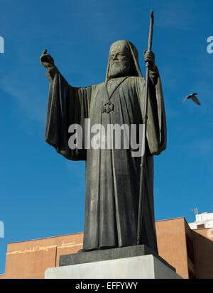 Prêtre grec statue à l'extérieur de la Mitropoleos Plateia Cathédrale Métropolitaine d'Athènes, Athènes, Grèce. Banque D'Images