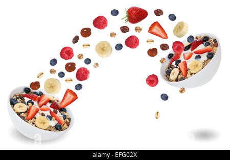 Battant de fruits muesli aux fruits pour le petit déjeuner avec les bleuets, framboises, fraises et bananes Banque D'Images