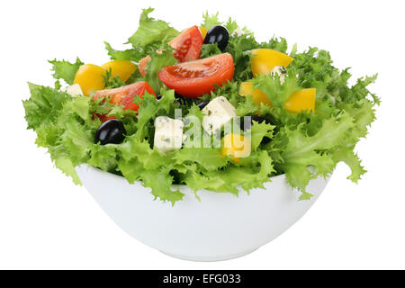 Salade avec tomates, paprika, fromage feta et olives dans un bol isolé Banque D'Images