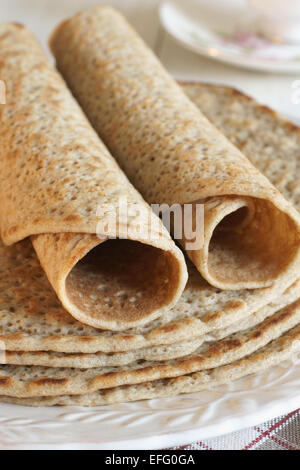 Staffordshire Oatcakes une délicieuse crêpe à la farine d'avoine et la levure. Banque D'Images