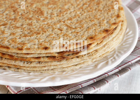 Staffordshire Oatcakes une délicieuse crêpe à la farine d'avoine et la levure. Banque D'Images