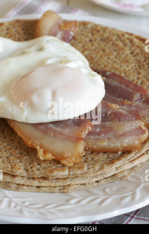 Staffordshire Oatcakes une crêpe salé avec du bacon et des oeufs Banque D'Images