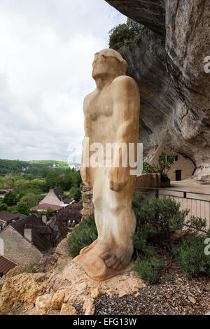 Statue de l'homme préhistorique au Musée de préhistoire des Eyzies Dordogne France Europe Banque D'Images