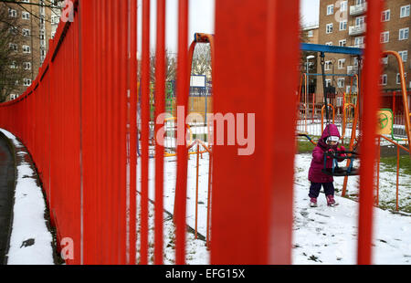 Londres, Royaume-Uni. 3, 2015. Une fille joue avec une balançoire à Londres, Angleterre le 3 février 2015. Credit : Han Yan/Xinhua/Alamy Live News Banque D'Images