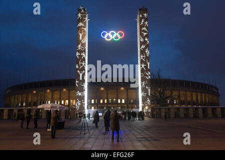 Berlin, Allemagne. 06Th Feb 2015. Les anneaux olympiques sont éclairés au Stade Olympique de Berlin, Allemagne, 03 février 2015. Avec son action, le Stade Olympique GmbH est la publicité pour les Jeux Olympiques de Berlin. Photo : MAURIZIO GAMBARINI/dpa/Alamy Live News Banque D'Images