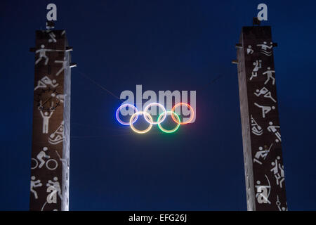 Berlin, Allemagne. 06Th Feb 2015. Les anneaux olympiques sont éclairés au Stade Olympique de Berlin, Allemagne, 03 février 2015. Avec son action, le Stade Olympique GmbH est la publicité pour les Jeux Olympiques de Berlin. Photo : MAURIZIO GAMBARINI/dpa/Alamy Live News Banque D'Images