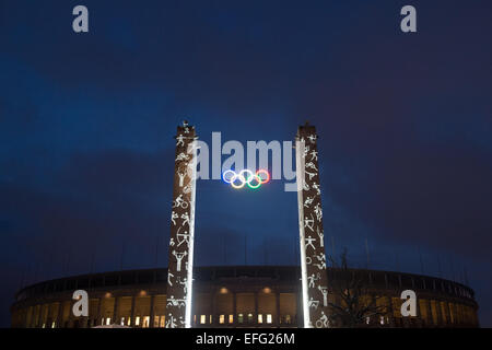 Berlin, Allemagne. 06Th Feb 2015. Les anneaux olympiques sont éclairés au Stade Olympique de Berlin, Allemagne, 03 février 2015. Avec son action, le Stade Olympique GmbH est la publicité pour les Jeux Olympiques de Berlin. Photo : MAURIZIO GAMBARINI/dpa/Alamy Live News Banque D'Images