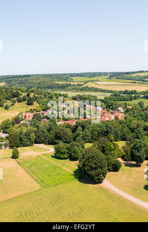 Vue aérienne de West Wycombe park et les toits de paysage rural, Buckinghamshire, Angleterre Banque D'Images