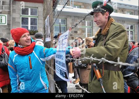 Environ 700 personnes sont arrivées à l'événement marquant le 25e anniversaire de l'ouverture de la frontière entre la Tchécoslovaquie et la Bavière, à Zelezna Ruda, République tchèque, le mardi 3 février 2015. En 1990, 70 000 personnes sont venues aux postes frontaliers routiers de couper la barrière de barbelés, qui faisait partie du rideau de fer, et essayé de faire une chaîne humaine de Zelezna Ruda à 3 kilomètres Bayerisch Eisenstein. Le village a subi de grands changements au cours des 25 dernières années parce qu'une zone militaire avait été sur son territoire et les sections locales avaient besoin d'une autorisation spéciale pour y entrer. Ce domaine ouvert à la p Banque D'Images