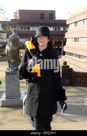 Suzi Perry présentateur de télévision arrivant pour les funérailles de Sir Jack Hayward crédit: David Bagnall Banque D'Images