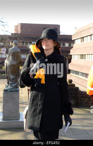 Suzi Perry présentateur de télévision arrivant pour les funérailles de Sir Jack Hayward crédit: David Bagnall Banque D'Images