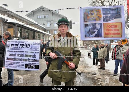 Environ 700 personnes sont arrivées à l'événement marquant le 25e anniversaire de l'ouverture de la frontière entre la Tchécoslovaquie et la Bavière, à Zelezna Ruda, République tchèque, le mardi 3 février 2015. En 1990, 70 000 personnes sont venues aux postes frontaliers routiers de couper la barrière de barbelés, qui faisait partie du rideau de fer, et essayé de faire une chaîne humaine de Zelezna Ruda à 3 kilomètres Bayerisch Eisenstein. Le village a subi de grands changements au cours des 25 dernières années parce qu'une zone militaire avait été sur son territoire et les sections locales avaient besoin d'une autorisation spéciale pour y entrer. Ce domaine ouvert à la p Banque D'Images