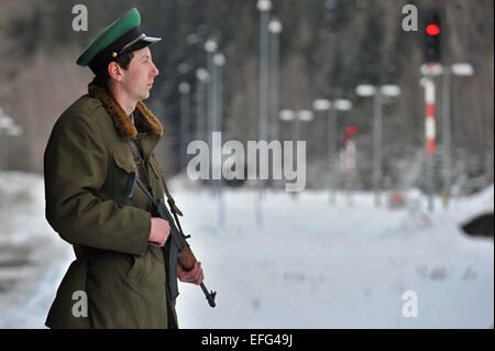 Environ 700 personnes sont arrivées à l'événement marquant le 25e anniversaire de l'ouverture de la frontière entre la Tchécoslovaquie et la Bavière, à Zelezna Ruda, République tchèque, le mardi 3 février 2015. En 1990, 70 000 personnes sont venues aux postes frontaliers routiers de couper la barrière de barbelés, qui faisait partie du rideau de fer, et essayé de faire une chaîne humaine de Zelezna Ruda à 3 kilomètres Bayerisch Eisenstein. Le village a subi de grands changements au cours des 25 dernières années parce qu'une zone militaire avait été sur son territoire et les sections locales avaient besoin d'une autorisation spéciale pour y entrer. Ce domaine ouvert à la p Banque D'Images