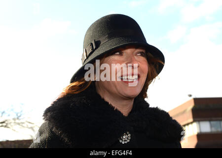 Suzi Perry présentateur de télévision arrivant pour les funérailles de Sir Jack Hayward crédit: David Bagnall Banque D'Images