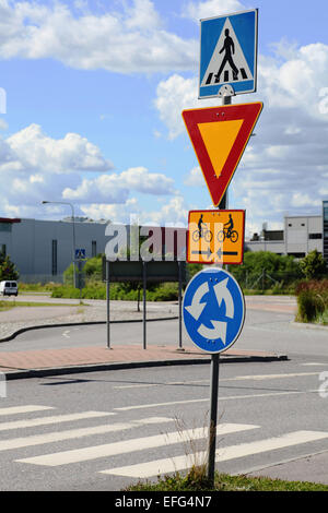 La signalisation routière à l'intersection rond-point, céder la place Banque D'Images