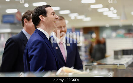 Chancelier de l'Échiquier, George Osborne, s'exprimant lors d'une visite au supermarché Waitrose Hove Banque D'Images