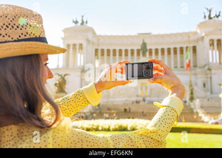 Gros plan sur young woman taking photo sur la piazza venezia à Rome, Italie. Vue arrière Banque D'Images