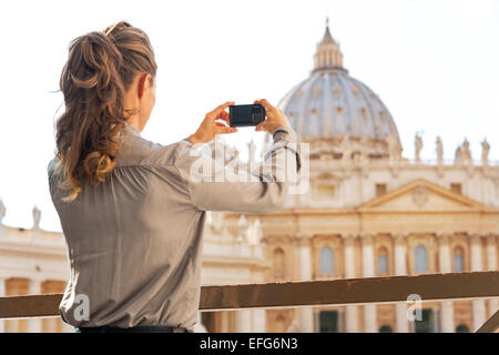 Young woman taking photo de Basilica di San Pietro à l'Etat de la cité du Vatican Banque D'Images